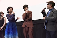 左から橋本マナミ、楽駆、白石晃士監督。