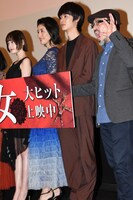 左から玉城ティナ、橋本マナミ、楽駆、白石晃士監督。