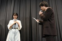 中川龍太郎から松本穂香への手紙を代読する渡辺大知（右）。