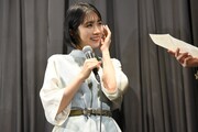 照れながら手紙の内容を聞く松本穂香。