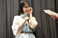 照れながら手紙の内容を聞く松本穂香。