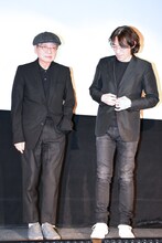左から細野晴臣、佐渡岳利。