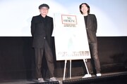 「NO SMOKING」舞台挨拶の様子。左から細野晴臣、佐渡岳利。