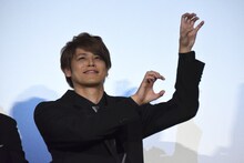 クライミングを思わせるポーズを取る宮野真守。