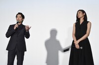 松下奈緒（右）のチェロを借り、ドラえもんのテーマ曲を練習したと明かすディーン・フジオカ（左）。