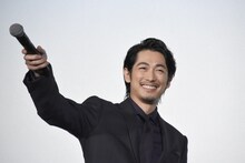 「楽しかったですかー？」と観客に問いかけるディーン・フジオカ。