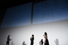スクリーンに映し出された絵コンテを眺めるディーン・フジオカ（中央）と、松下奈緒（右）。