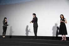 「自分的にはけっこうなアクション」「命を懸けて走った」と地下鉄へ向かうシーンを解説するディーン・フジオカ（中央）。