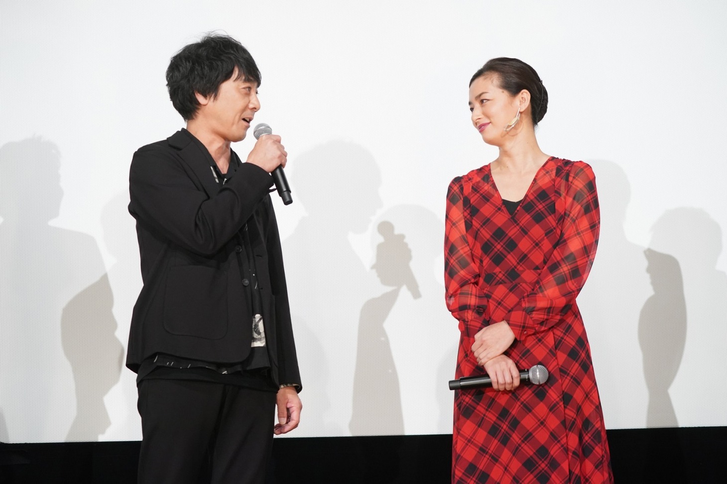 左から山崎まさよし、尾野真千子。