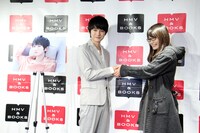 ファンと握手する本郷奏多（左）。