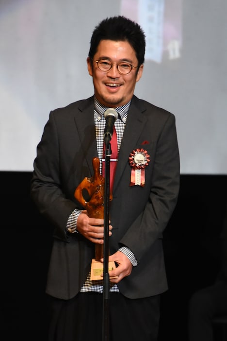 山崎努の代理で登壇した中野量太。