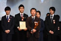 鈴木卓爾（手前）