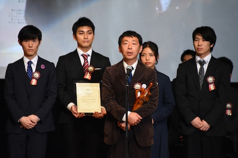 鈴木卓爾（手前）