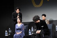 頭を下げ合う大貫勇輔（後列左）と山崎育三郎（前列右）。