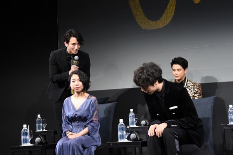 頭を下げ合う大貫勇輔（後列左）と山崎育三郎（前列右）。