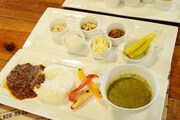 清原翔の2色カレー（ランチ時間帯11:00～16:00はスープ・サラダ・コーヒー or 紅茶付きで税別2500円 / 16:00～23:00は単品税別2000円）と、モデルの推しトッピング（各税込200円）。