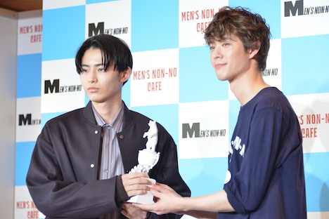 左から豊田裕大、宮沢氷魚。