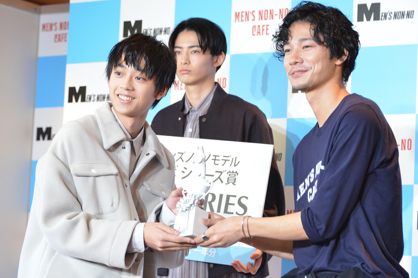 前列左から水沢林太郎、清原翔。