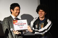 「Be Afraid Horror Fest」での特別審査員賞受賞を喜ぶ三浦貴大（左）とヤング ポール（右）。