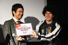 「Be Afraid Horror Fest」での特別審査員賞受賞を喜ぶ三浦貴大（左）とヤング ポール（右）。