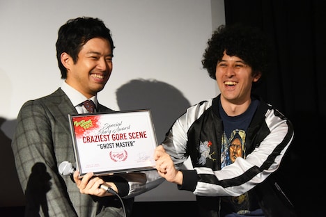 「Be Afraid Horror Fest」での特別審査員賞受賞を喜ぶ三浦貴大（左）とヤング ポール（右）。