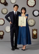 「アリバイ崩し承ります」より、浜辺美波演じる美谷時乃(右)と安田顕演じる察時美幸(左)。