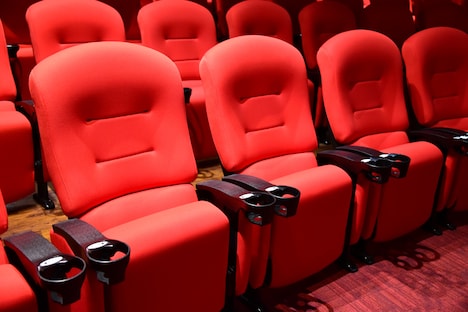 各シートの両側に肘置きが設置されている。