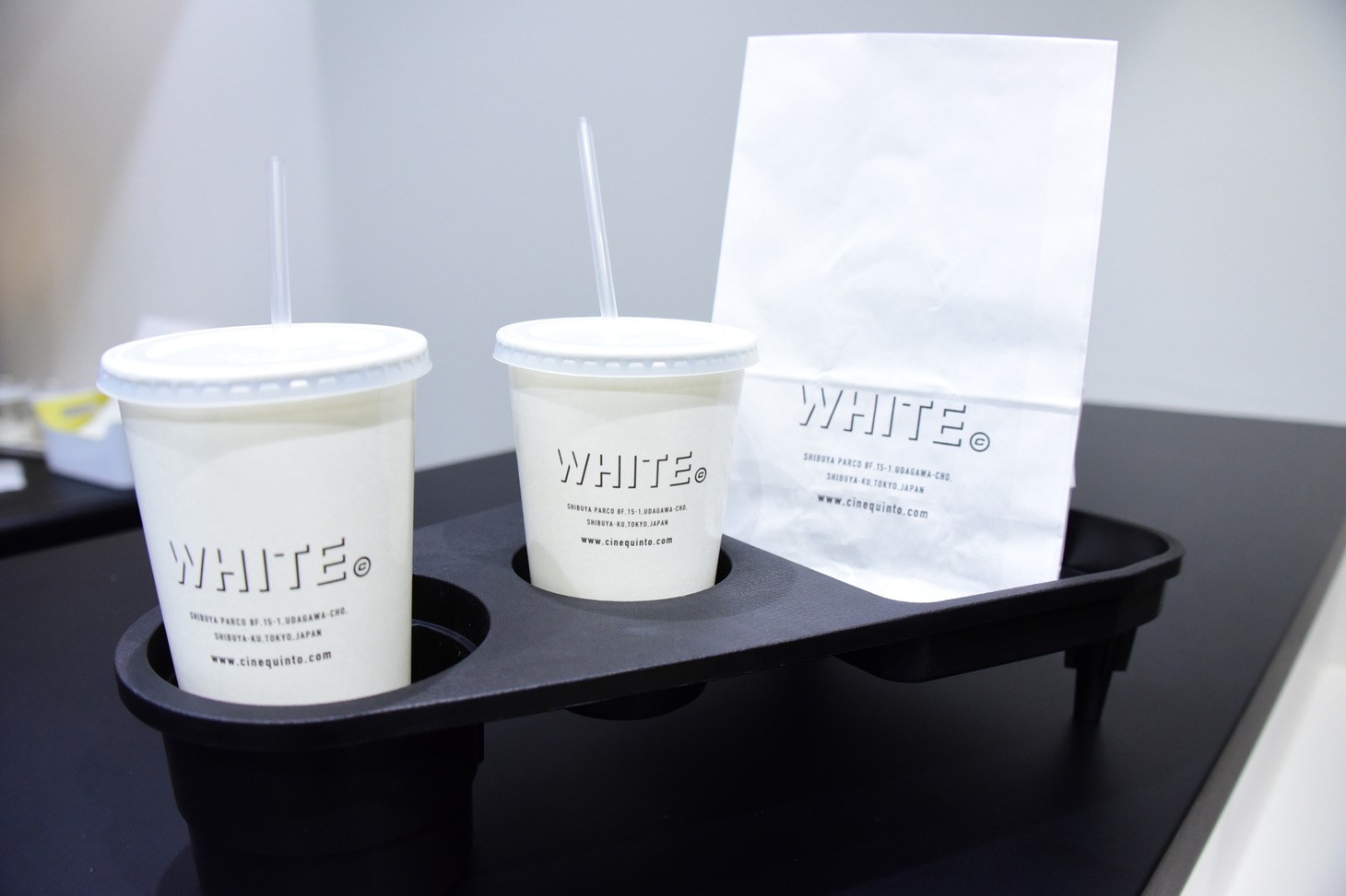 WHITE CINE QUINTOで販売されるドリンクとポップコーン。