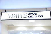WHITE CINE QUINTOの看板。