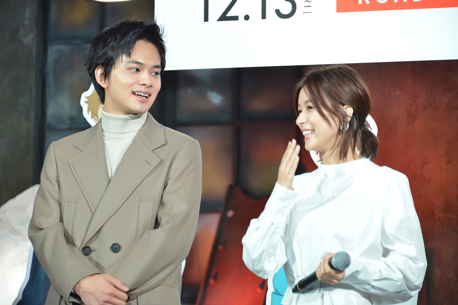 アフレコ現場を回想する北村匠海（左）、芳根京子（右）。
