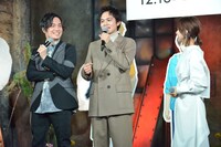 左から鈴木達央、北村匠海、芳根京子。