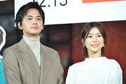 左から北村匠海、芳根京子。