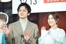 手を振る北村匠海（左）、芳根京子（右）。