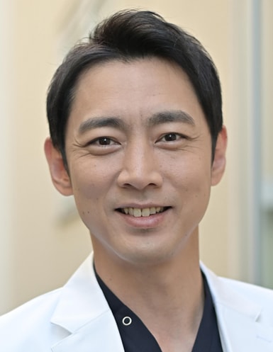 「病院の治しかた～ドクター有原の挑戦～」より、有原修平役の小泉孝太郎。