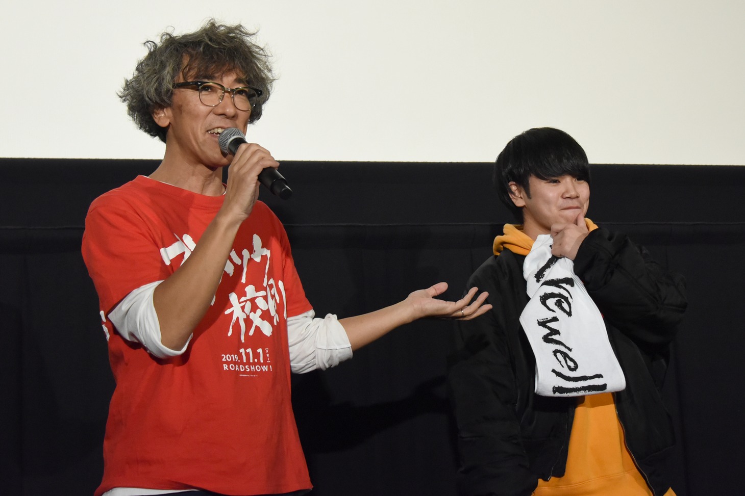 河野英裕（左）からの賛辞に照れる達磨（右）。