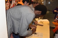 来場者にサインをするビーティー。