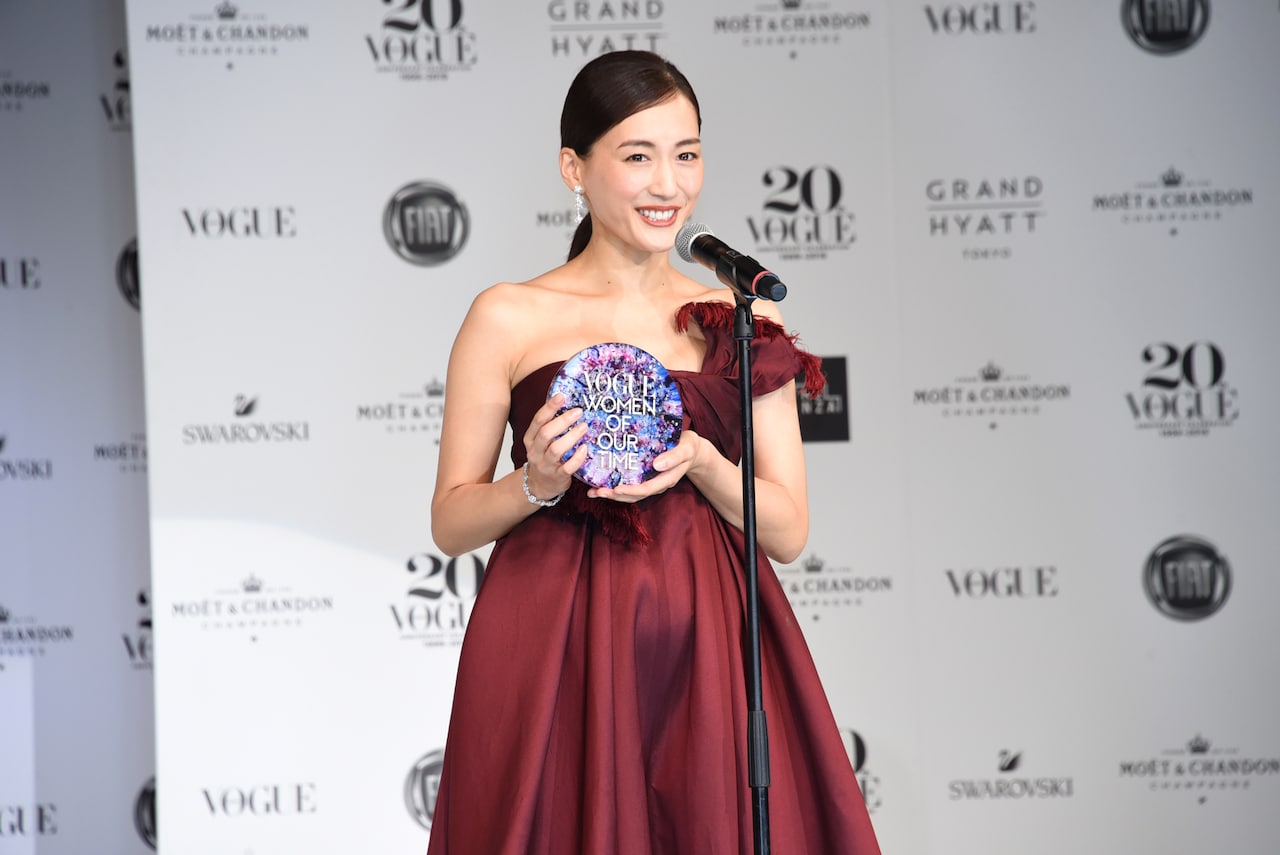 綾瀬はるか「楽しく、そして丁寧に」と抱負語る、杉咲花らとVOGUEアワード受賞