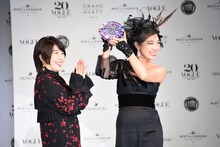 トロフィーを受け取った松任谷由実。