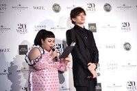 左から渡辺直美、城田優。