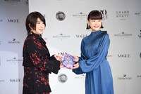 左からVOGUE JAPAN編集長の渡辺三津子、杉咲花。