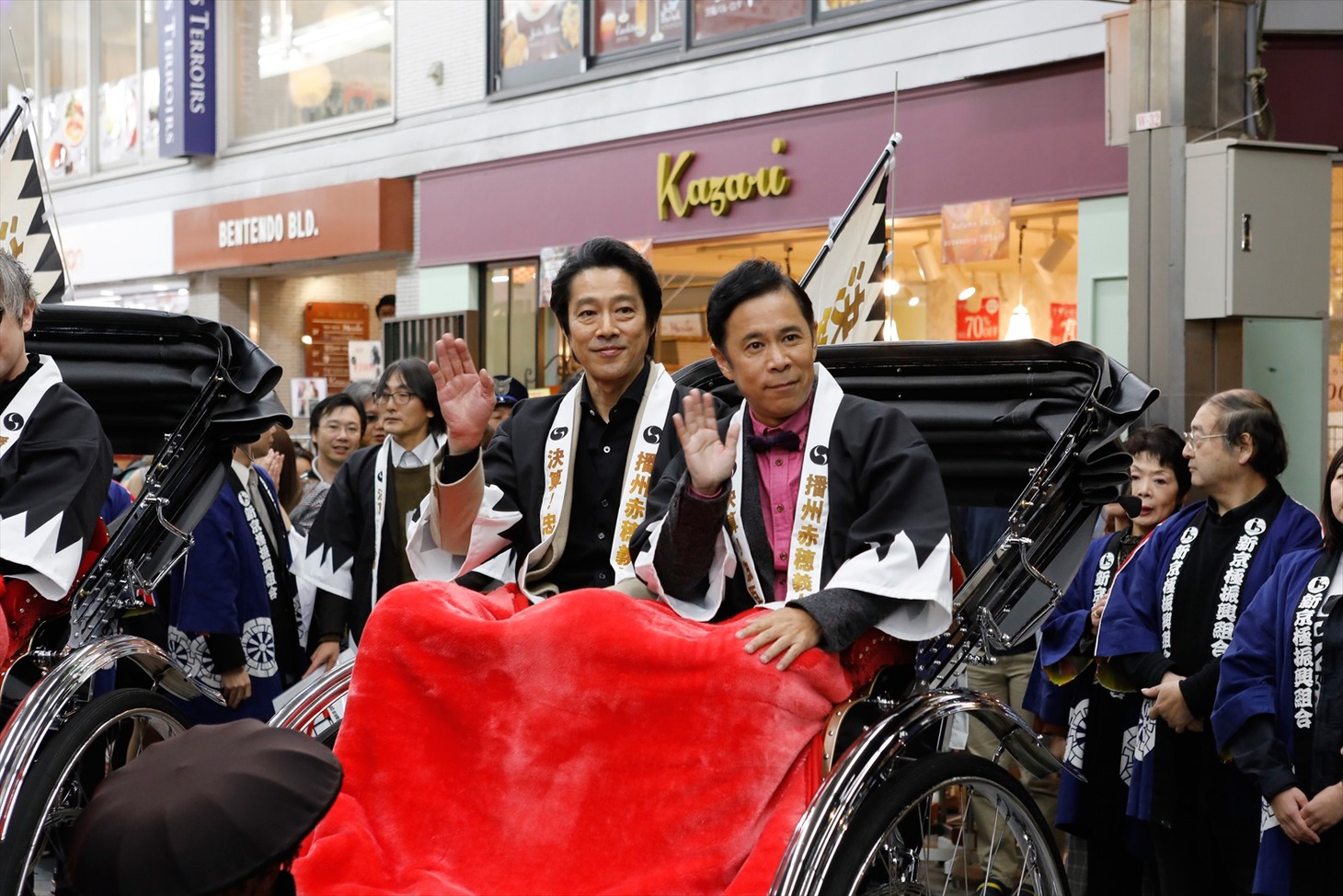 「決算！忠臣蔵」の京都凱旋お練りイベントで新京極商店街を訪れた堤真一（左）と岡村隆史（右）。