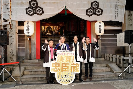 左から岡村隆史、新京極商店街理事長・岡本喜雅氏、堤真一、中村義洋。