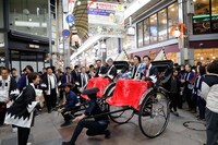 「決算！忠臣蔵」京都凱旋お練りイベントの様子。