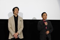 左から堤真一、岡村隆史。