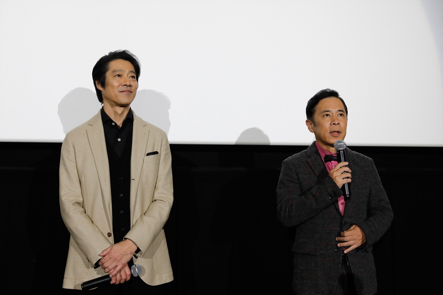 左から堤真一、岡村隆史。