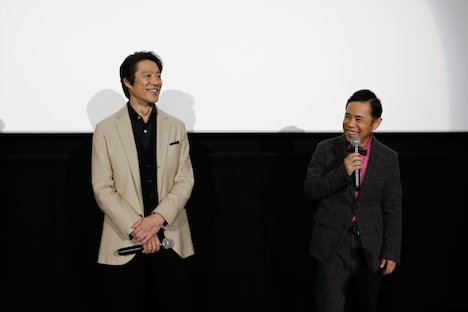 「決算！忠臣蔵」舞台挨拶の様子。左から堤真一、岡村隆史。