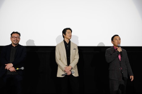 左から中村義洋、堤真一、岡村隆史。