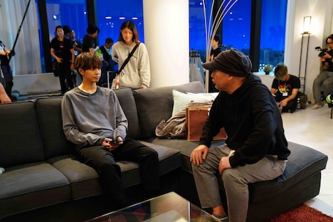 「午前0時、キスしに来てよ」メイキング写真より、片寄涼太（左）。