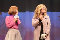 涙する神田沙也加（左）とジェニファー・リー（右）。