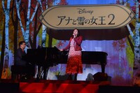 「アナと雪の女王2」の楽曲を生披露するロバート・ロペス＆クリステン・アンダーソン＝ロペス夫妻。
